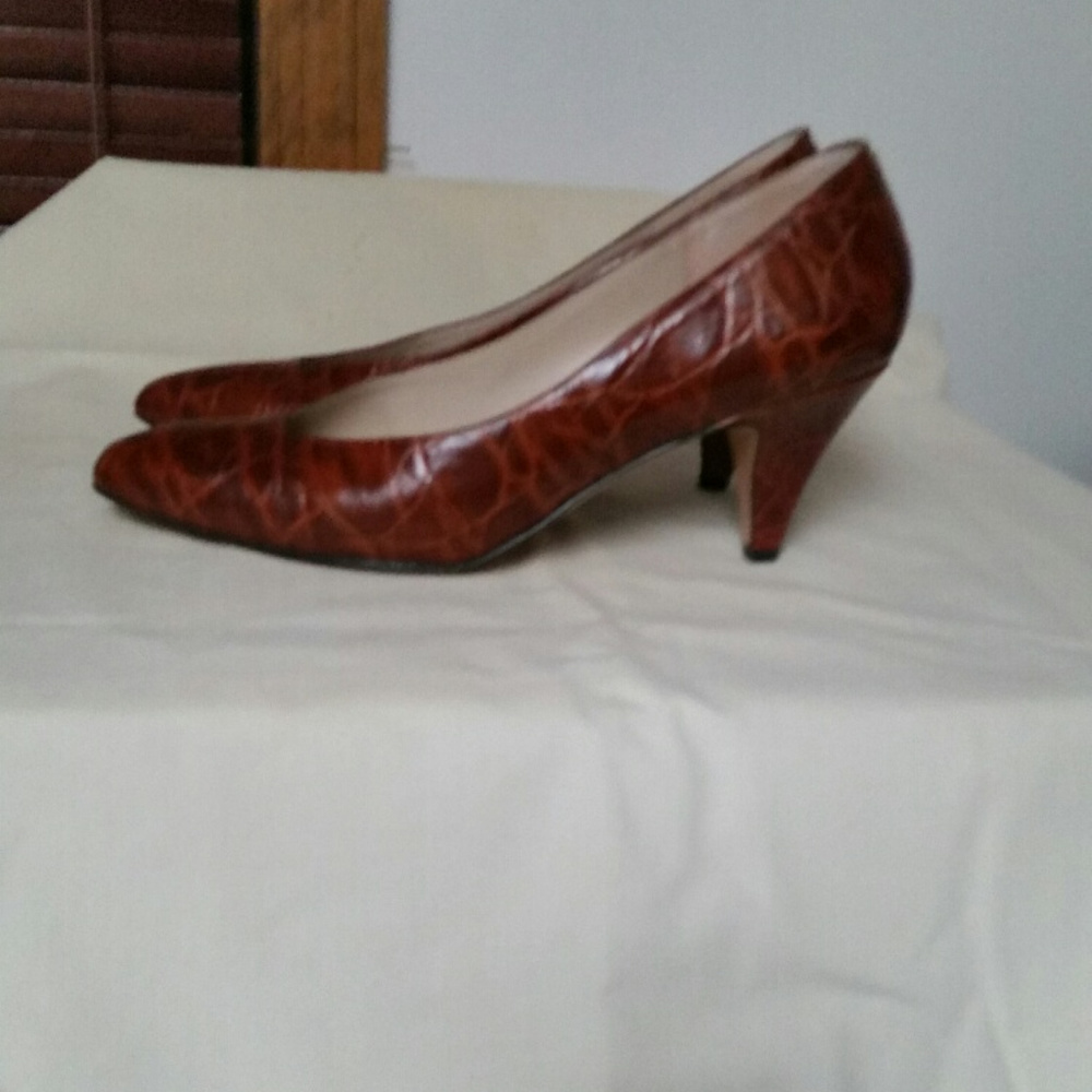 Amalfi Rust "Croc" Leather pumps. Size 6-1/2m.